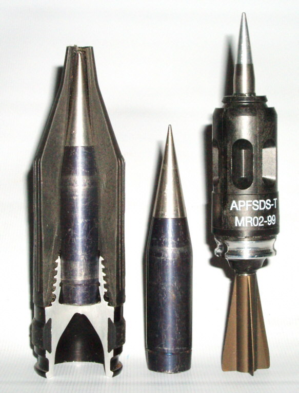 На иллюсттрации демонстрируется 35-мм снаряд APDS (подкалиберный снаряд с отделяемым поддоном) и 25-мм APFSDS-T (БОПС трассирущий).