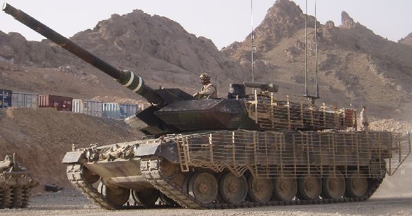Канадские Леопарды 2A6 в Афганистане.