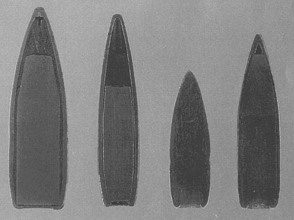 Срезы пуль (слева направо) АК-47, АК-74 (заметна воздушная полость в носовой части), M16A1 (пуля M193) и M16A2 (пуля M855 США; бельгийская пуля SS109 в основном аналогична представленной).