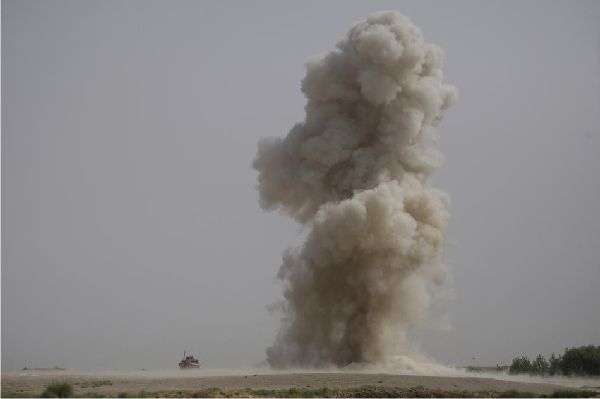 Американские военные уничтожили придорожную бомбу, установленную талибами. Район Нава, провинция Гильменд