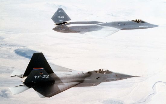Истребители YF-22 (снизу) и YF-23 (сверху) 