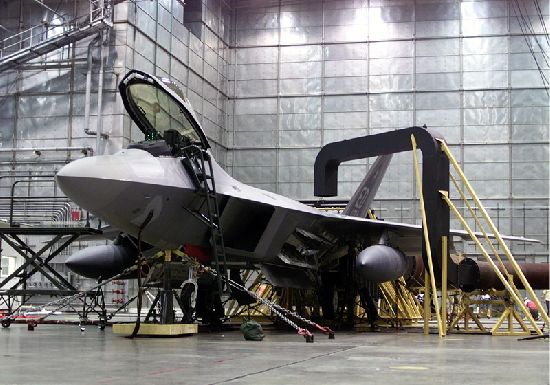 F-22A (номер 91-4004) Военно-воздушная база в Эдвордсе, (Калифорния). Находится в климатической лаборатории МкКинлей для тестов. Рассматривается выносливость  F-22 к осадкам и различным погодным условиям.