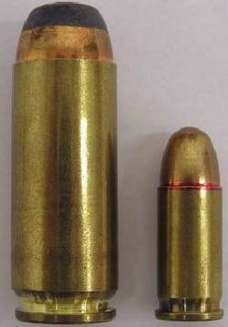 Слева патрон .50 от Пустынного Орла, а справа 7,65x17-мм Браунинг.